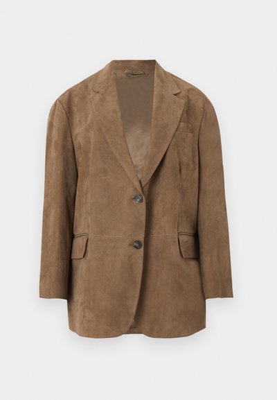 Blazer en suède marron avec revers crantés, deux boutons, poches à rabat et une poche poitrine passepoilée, présenté de face sur fond uni.