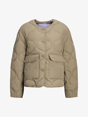 Bež vooderdatud jakk ümmarguse kaelusega, esi-nupud ja kaks peataskut. Omab ümarat tekstuuri ja vabalt langevat lõiget.