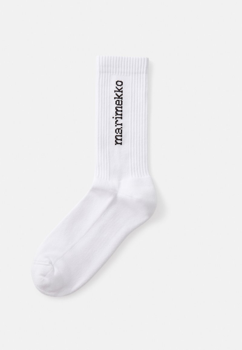Baltas kokvilnas zeķes ar ribotām malām, kurās sānos ir melns teksts "marimekko". Gluda tekstūra, klasiskā sporta dizains.