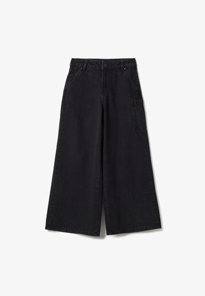 Zwarte wijde broekspijpen gemaakt van denim, met een hoge taille, voorzakken en een zijzak voor cargostijl; gladde textuur met minimale stikseldetails.