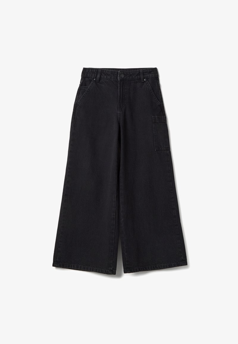 Pantalones de pierna ancha en negro hechos de mezclilla, con cintura alta, bolsillos frontales y un bolsillo de carga lateral; textura suave con detalles mínimos de costura.