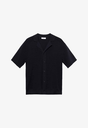 Czarna koszula na krótki rękaw zapinana na guziki, wykonana z gładkiego materiału, z odwróconym kołnierzykiem i luźnym krojem o czystym, minimalistycznym designie.