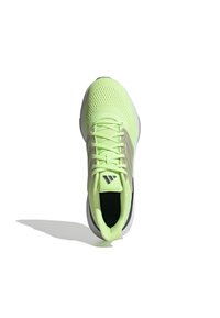 Neon-grüner Sportschuh mit einem Obermaterial aus Mesh, verstärkter Zehenkappe, Schnürsenkeln und kontrastierenden schwarzen und weißen Akzenten an der Sohle und der Ferse.
