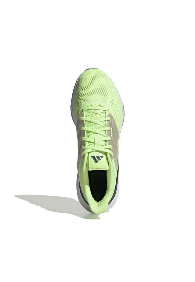 Zapatilla deportiva de color verde neón con parte superior de malla, puntera reforzada, cordones y acentos en contraste en negro y blanco en la suela y el talón.