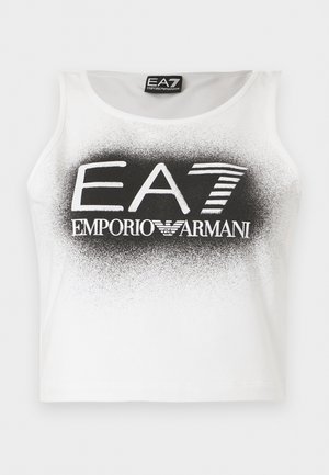 Hvit ermeløs crop-top med svart spraymaleeffekt og fet "EA7 Emporio Armani"-logo sentrert på forsiden.
