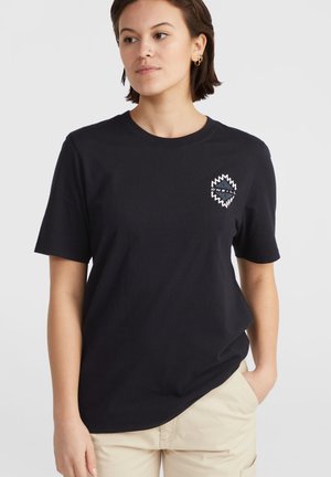 T-shirt en coton noir à manches courtes, avec un petit logo blanc et bleu sur le côté gauche de la poitrine, coupe décontractée et col rond.