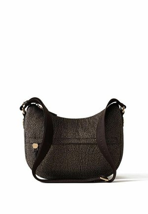 Piccola borsa a tracolla marrone scuro con texture, con una tracolla larga e regolabile e accessori color oro su sfondo bianco.