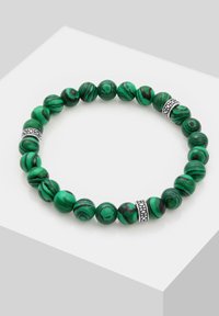 Bracciale verde in perline con pietre lisce simili a malachite, caratterizzate da motivi vorticosi, separate da separatori decorativi in tono argentato.