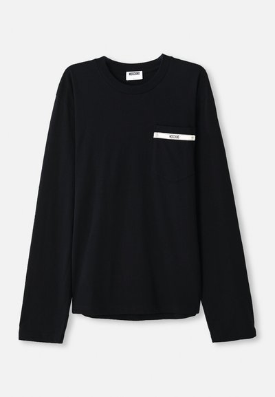 Svart langermet T-skjorte laget av myk bomull, med en brystlomme med en hvit stripe og etikettinformasjon. Rund halslinning og rett nederkant.