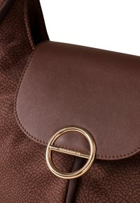 Braune Lederhandtasche mit strukturiertem Muster, Klappenverschluss und runder goldener Schnalle, die mit dem Markennamen "BORDONESE" graviert ist.