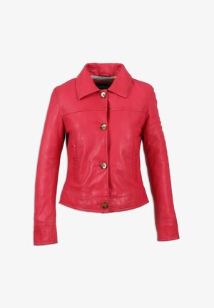 Rode leren jas met een kraag, sluiting met knopen aan de voorkant en lange mouwen. Heeft een gladde textuur en een getailleerd ontwerp, zonder versieringen.