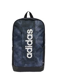 Marinblå ryggsekk med en subtil teksturert mønster, stort hvitt "adidas"-logo foran, svart bunnpanel og svarte nett side lommer.