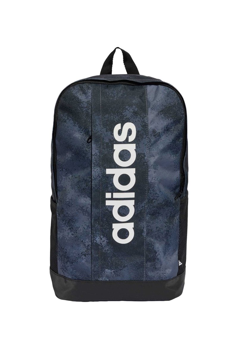 Marinblå ryggsekk med en subtil teksturert mønster, stort hvitt "adidas"-logo foran, svart bunnpanel og svarte nett side lommer.