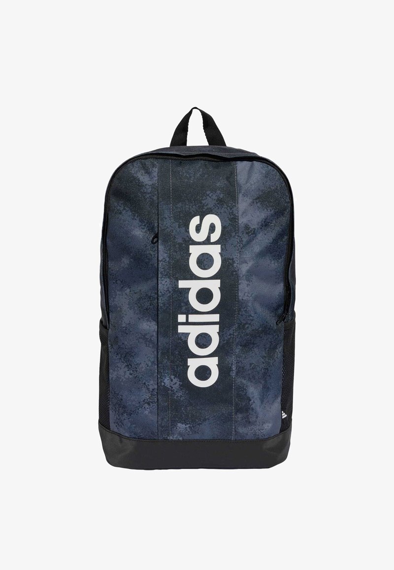 Marinblå ryggsekk med en subtil teksturert mønster, stort hvitt "adidas"-logo foran, svart bunnpanel og svarte nett side lommer.