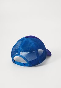 Blaues Cap mit Netzrücken, gebogenem Schirm und strukturiertem Stoff. Verstellbarer Riemen hinten zur Größenanpassung.