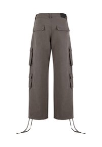 Pantalons cargo gris foncé, présentant une coupe ample, de multiples poches latérales, un ourlet à cordon de serrage et un tissu texturé. Éléments de design fonctionnel inclus.