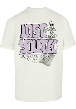 Hvit bomull t-skjorte med stor lilla tekst som sier "LOST YOUTH" med en tegneseriefigur og grafiske elementer på baksiden.