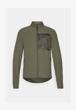 Fleecejacke in Olivgrün mit strukturierter Oberfläche, Reißverschluss vorne und einer kontrastierenden Stofftasche auf der linken Brust. Zwei seitliche Reißverschlüsse.