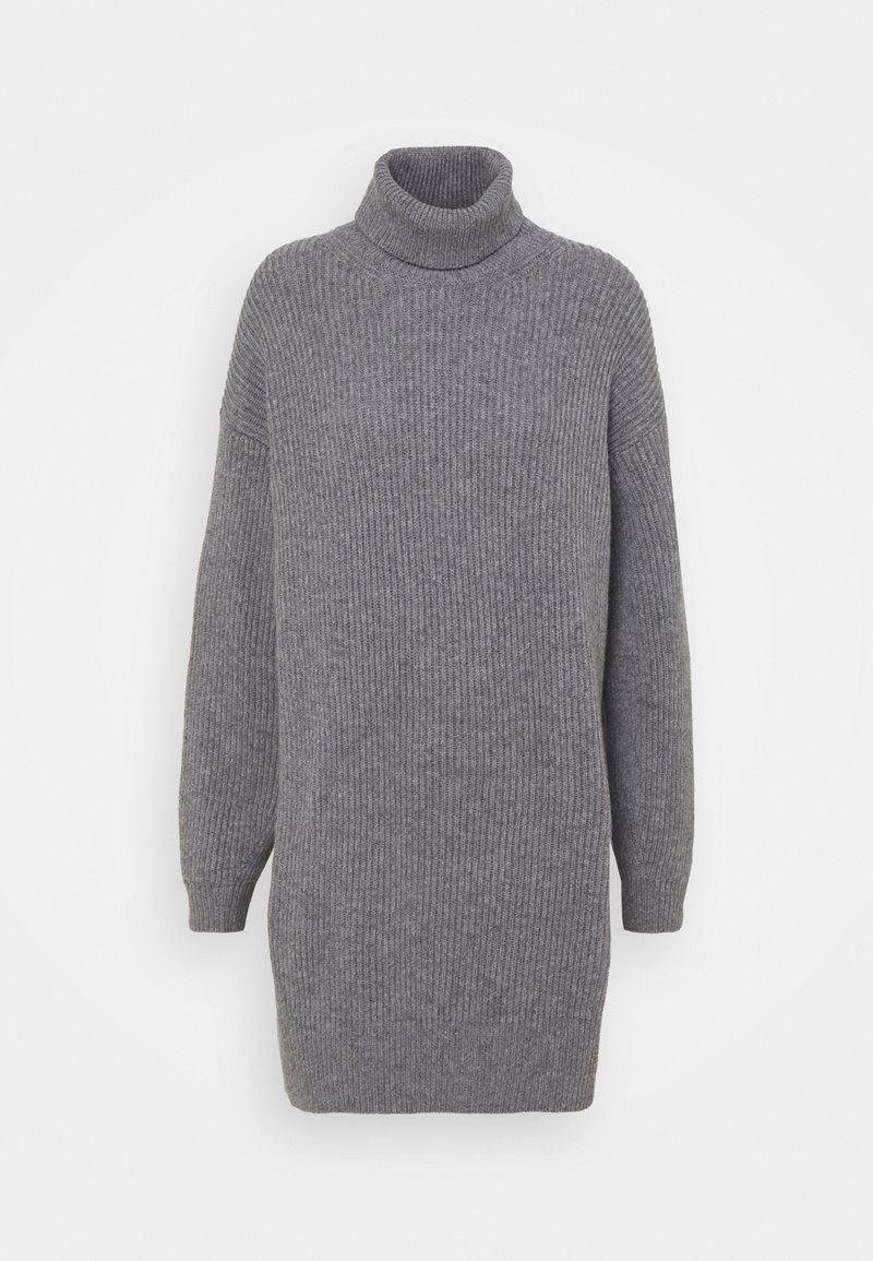 Robe-pull longue gris côtelée en maille avec col roulé, manches longues et coupe décontractée.