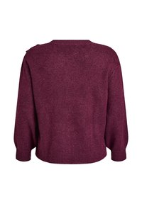 Maglione a maglia borgogna con vestibilità morbida, presenta un orlo a coste e un motivo testurizzato. Due bottoni decorativi sulla spalla sinistra.
