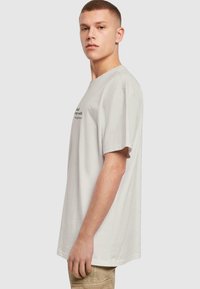 Merchcode HAPPINES HEAVY  TEE - Camiseta estampada - lightasphalt