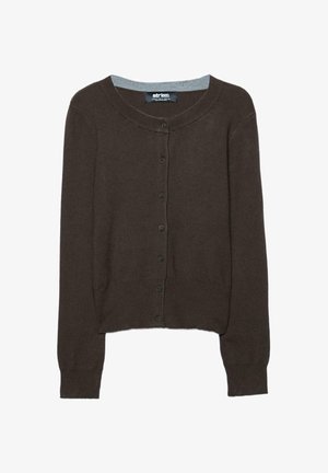 Hnědý pletený svetr s dlouhými rukávy, kulatým výstřihem a zapínáním na knoflíky. Má kontrastní šedý vnitřní lem kolem krku a žebrované manžety.