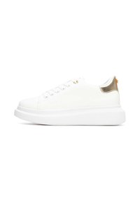 Zapatilla blanca con parte superior sintética lisa, detalle metálico dorado en el talón, suela de goma blanca y diseño de seis ojales para cordones.