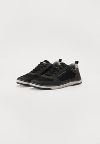 Adidași negri pentru bărbați, cu partea superioară din plasă, accentuați cu trimuri gri. Caracteristici un design cu șireturi și o talpă din cauciuc texturată pentru aderență.