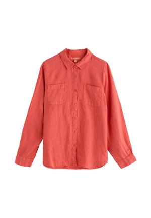 Cămașă coral cu mâneci lungi, cu nasturi și guler, având două buzunare la piept, expusă pe un fundal alb.