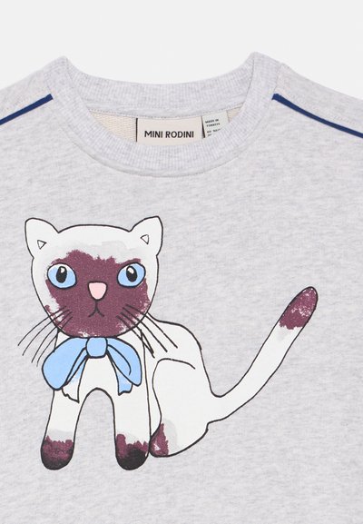 Szara bluza z nadrukiem przedstawiającym kota z niebieskimi oczami, fioletową twarzą i niebieską kokardką, z granatowymi akcentami na ramionach.