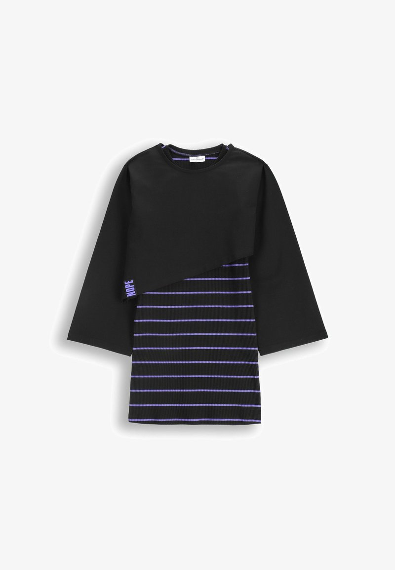 Czarna i fioletowa koszulka w paski z przerośniętymi czarnymi rękawami, asymetrycznym krojem i małą metką "NOPE" z boku.