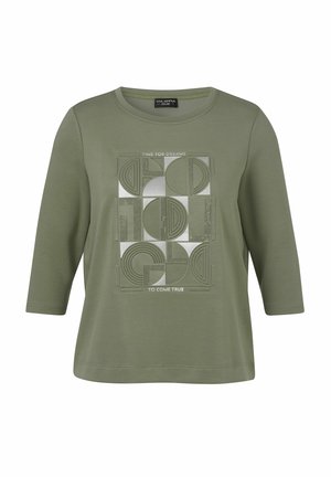 Olivgrünes Dreiviertelarmhemd mit geometrischen Formen und dem Text "Zeit, dass Träume wahr werden" auf der Vorderseite.