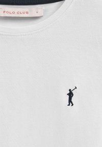 T-shirt bianco in cotone con scollo rotondo classico. Presenta una piccola figura ricamata in blu navy che tiene una mazza da golf nella zona sinistra del petto.