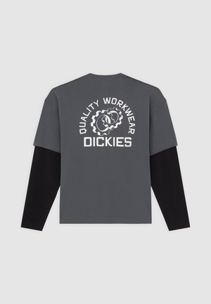 Grijs T-shirt met korte mouwen en zwarte lange mouwen. Heeft witte tekst "QUALITY WORKWEAR DICKIES" en een tandwielgrafiek op de achterkant.