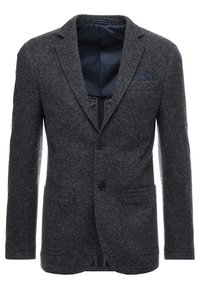 Blazer di lana grigio scuro con revers a punta, due tasche a toppa frontali, due bottoni e un fazzoletto da taschino a pois blu navy con foderatura coordinata.