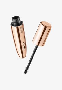 KIKO Maxi Mod Mascara mit einem glänzenden, roségoldfarbenen Tube und einem schwarzen Kunststoffgriff mit einer Borstenbürste zur Anwendung.