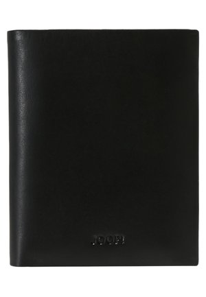 Schwarze Lederbrieftasche mit glatter Textur. Mit eingeprägtem Logo an der Unterseite. Rechteckige Form mit abgerundeten Kanten. Kompaktes Design.