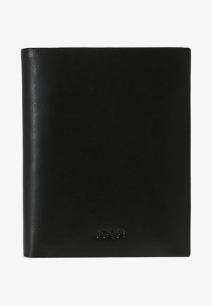 Černá kožená peněženka s hladkým povrchem. Obsahuje reliéfní logo na spodní části. Obdélníkový tvar s zaoblenými okraji. Kompaktní design.