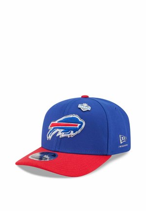 Blau-roter Baseballcap mit Buffalo Bills-Logo vorne und NFL Draft-Pin darüber, New Era-Logo an der Seite, Aufkleber auf dem roten Schirm.