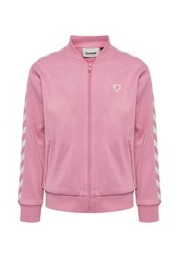Rosa Zip-Jacke mit rundem Kragen, versehen mit weißen Chevron-Streifen an den Seiten und einem kleinen Logo, das auf der Brust gestickt ist.