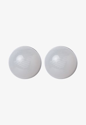 Twee eenvoudige, ronde, zilverkleurige manchetknopen met gladde, reflecterende oppervlakken op een witte achtergrond.