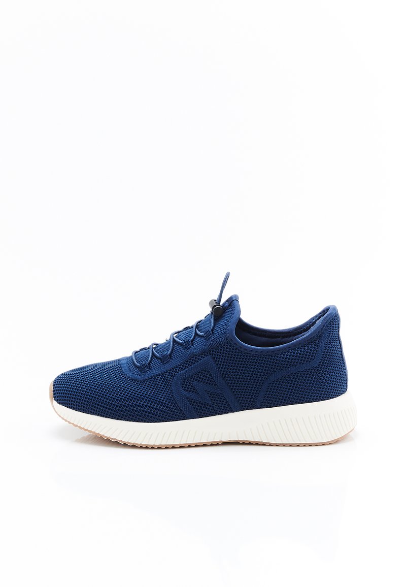 Blauwe sneaker van mesh met witte zool en elastische bungee-veters, ontworpen voor casual gebruik, zijaanzicht op een witte achtergrond.