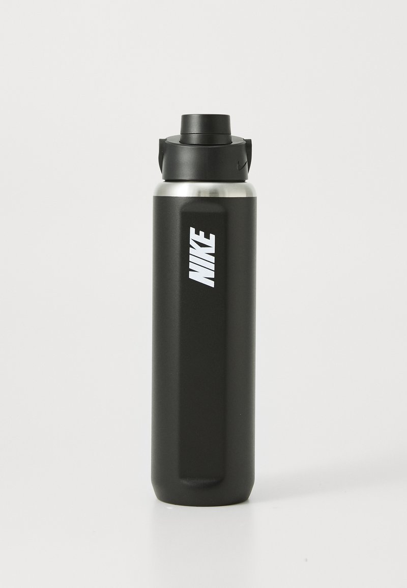 Botella de agua de acero inoxidable negra con acabado mate, diseño ergonómico, tapa negra y logotipo "NIKE" en blanco en la parte frontal.