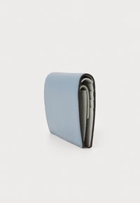 Portafoglio in pelle texturizzata blu con forma arrotondata, caratterizzato da un bordo nero e scomparti interni visibili in grigio chiaro. Design compatto.