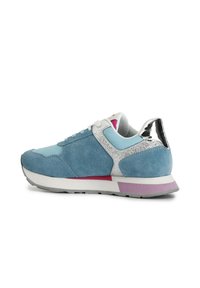Zapatillas deportivas con un upper de ante azul, detalles plateados y cordones blancos. Cuenta con una suela en tonos rosa y púrpura. Punta redondeada y respaldo acolchado.