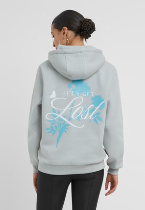 Grå hettegenser med en frontlomme, som har en stor blå blomsterdesign og teksten "LET'S GET Lost" i hvitt. Myk stoff med en avslappet passform.