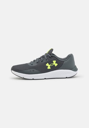 Chaussure de course athlétique grise avec semelle blanche, logo Under Armour jaune neon et tige en tissu mesh, vue de côté extérieur.
