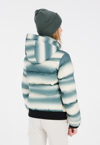 Gepolsterte Jacke in Türkis und Creme mit horizontalen Streifen, ausgestattet mit einer Kapuze, elastischen Bündchen und einem schwarzen Taillenband für zusätzlichen Komfort.