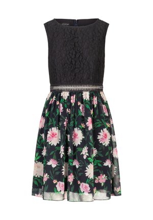 Zwarte kant jurk met een aansluitende lijfje, rok met bloemmotief in donkere kleuren, geaccentueerd door een metallic riem op de taille.