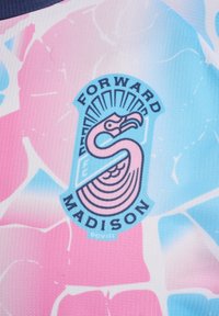 Różowo-niebieski wzór kwiatowy z stylizowanym różowym flamingiem i napisem „Forward Madison” na niebieskiej odznace.